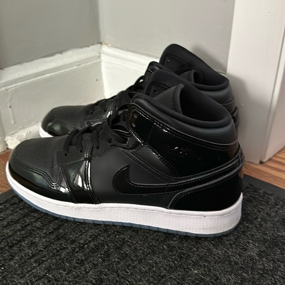 Jordan Shoes - Women’s Nike Air Jordan 1s Mid top
